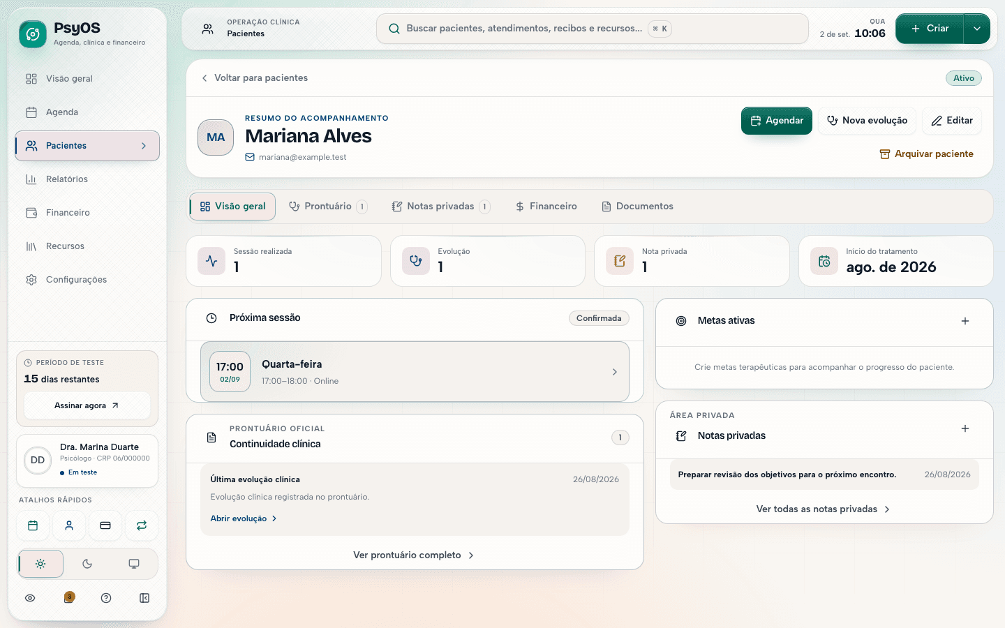 Ficha de paciente do PsyOS com resumo do acompanhamento, próxima sessão, continuidade do prontuário oficial e área de notas privadas separada.